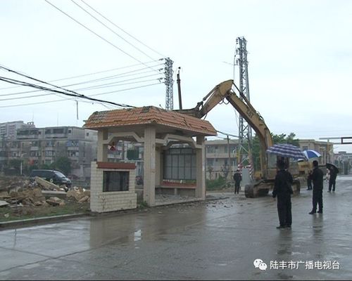 现场挖掘机,运载车按照分工开展作业,对村内的占道房屋进行拆除,清理