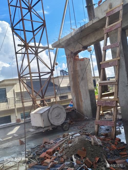 桥梁切割,有需要的朋友可以联系我#拆除作业# #建筑工地